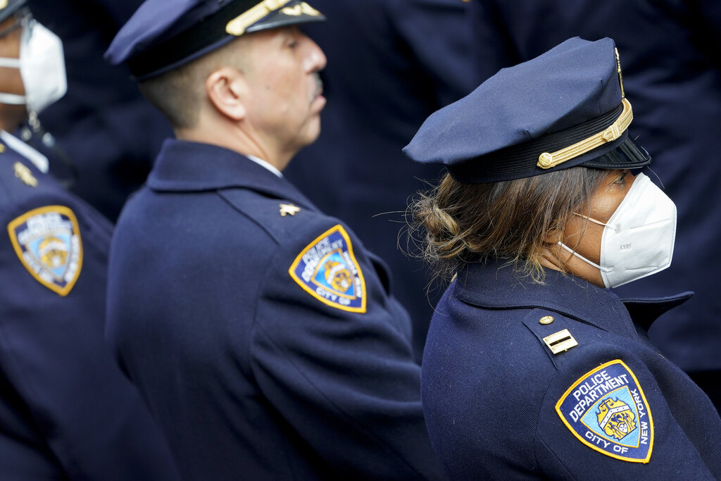 Off-duty NYPD officer shot in Manhattan; 7th shot this year