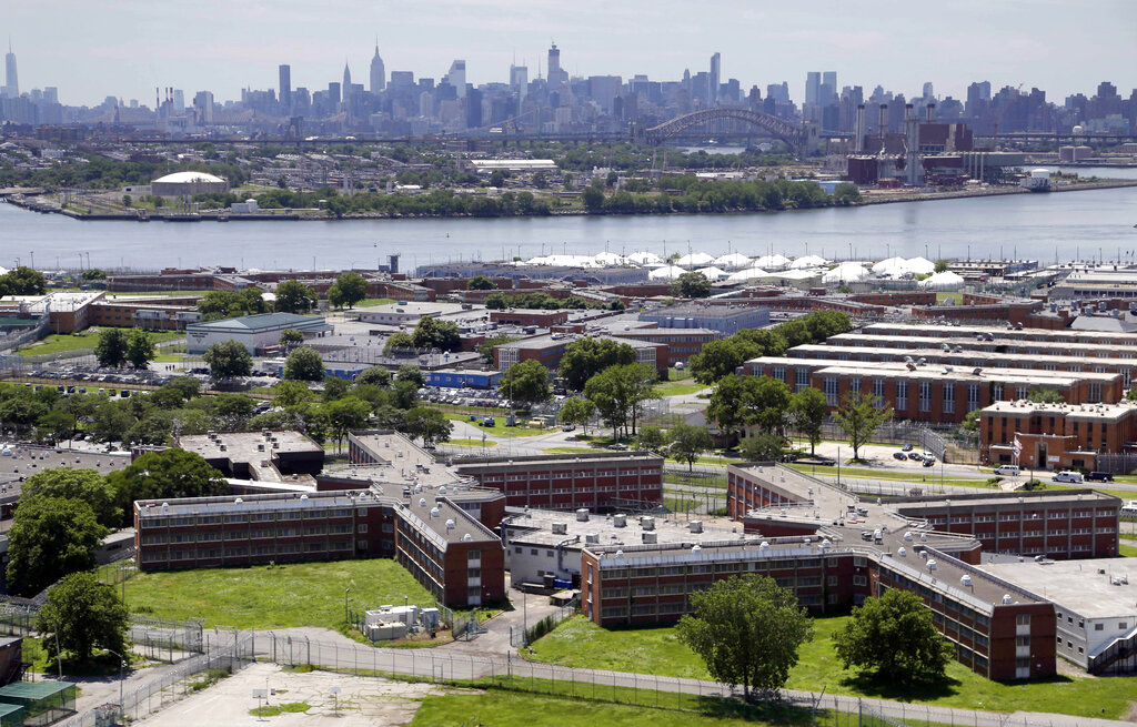 2 Rikers guards among 6 charged in jail smuggling schemes