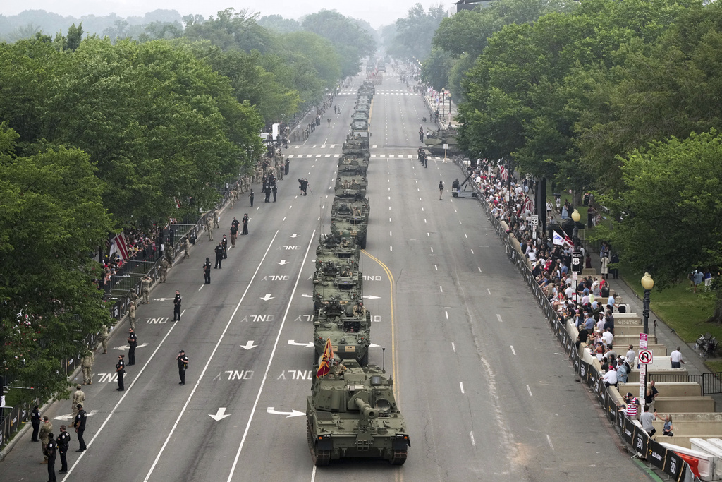 Military parade rolls through DC Military parade rolls through DC