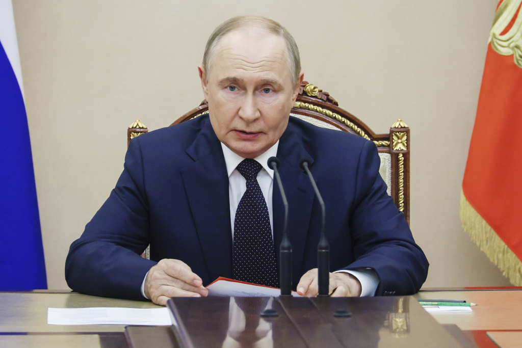 Russia and Ukraine hold fast to their demands ahead of a planned Putin-Trump summit