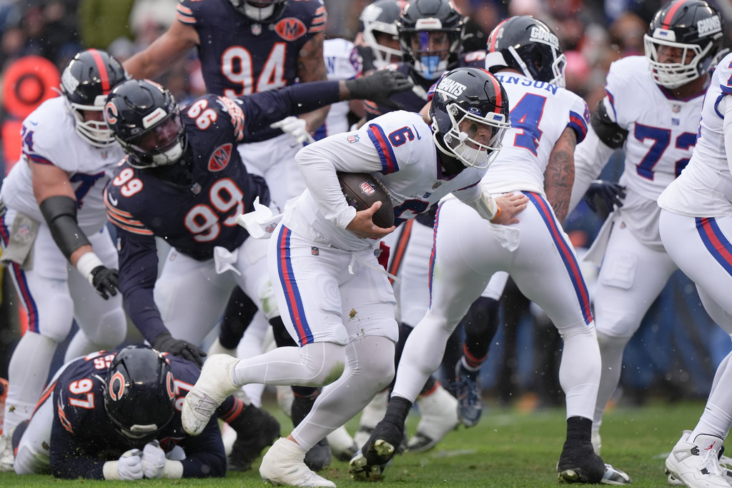 Giants QB Jaxson Dart leaves after taking hard hit against the Bears