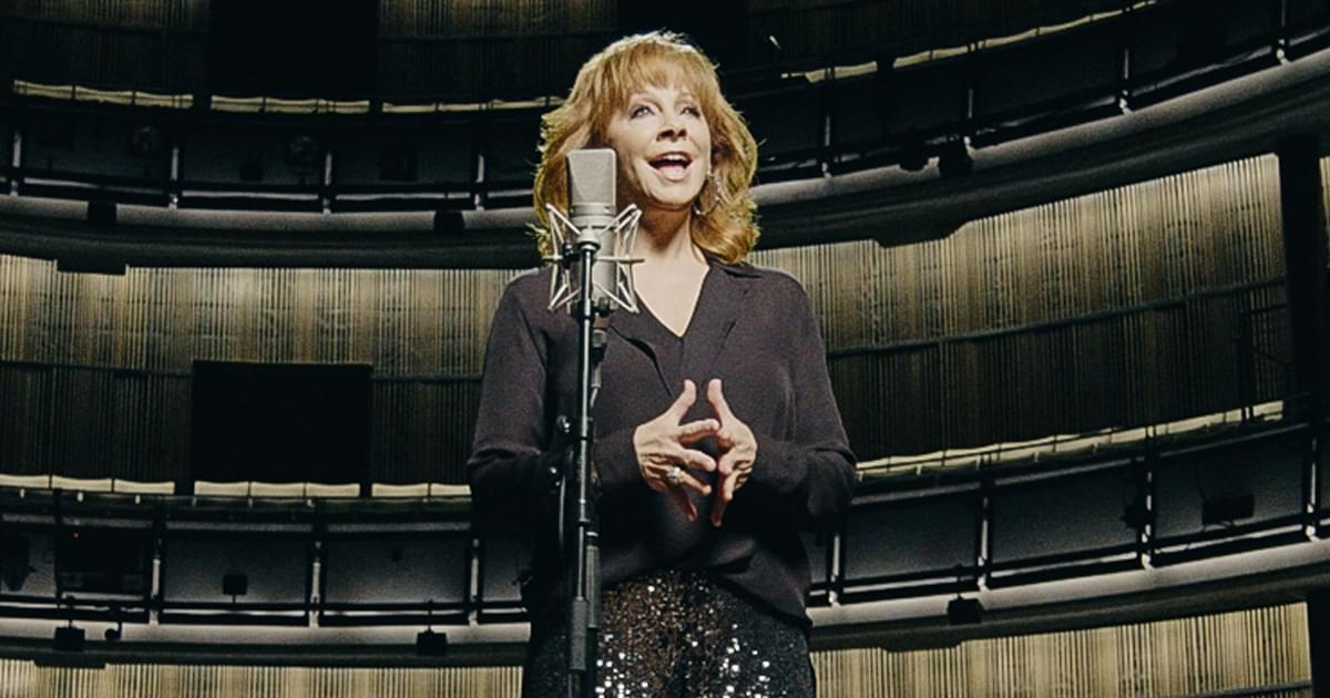 Watch Reba McEntire Honor Hero Patsy Cline With A Cappella “Sweet Dreams” at the Country Music Hall of Fame