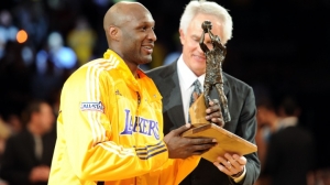 Lamar Odom visited by Rev. Jesse Jackson at hospital