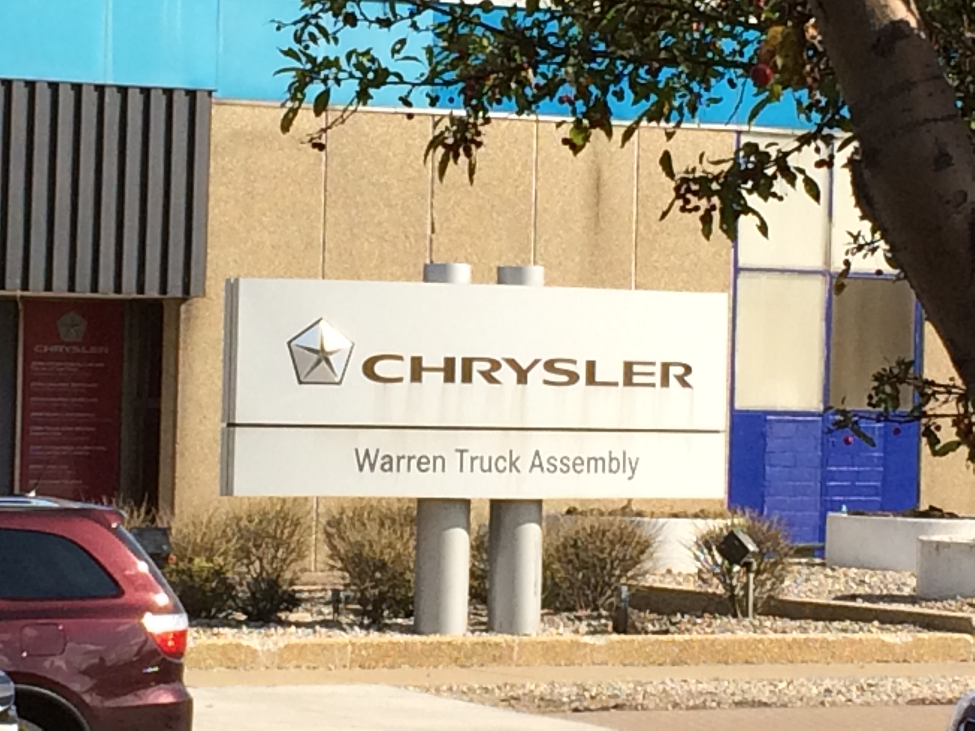 UAW and Chrysler reach tentative deal; strike averted