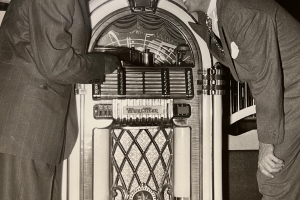 Nat King Cole and Stan Kenton at a jukebox | 1948