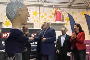 November 4, 2022 ~ The Parade Company President and CEO Tony Michaels presents a papier-mache head of 760 WJR’s Paul W. Smith for induction into the America’s Thanksgiving Parade Big Head Corps. Photo: Ann Thomas