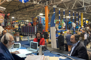 November 4, 2022 ~ 760 WJR’s Paul W. Smith interviews Governor Gretchen Whitmer, Blue Cross Blue Shield of Michigan President and CEO Dan Loepp, and The Parade Company President and CEO Tony Michaels live from The Parade Company Pancake Breakfast. Photo: Ann Thomas