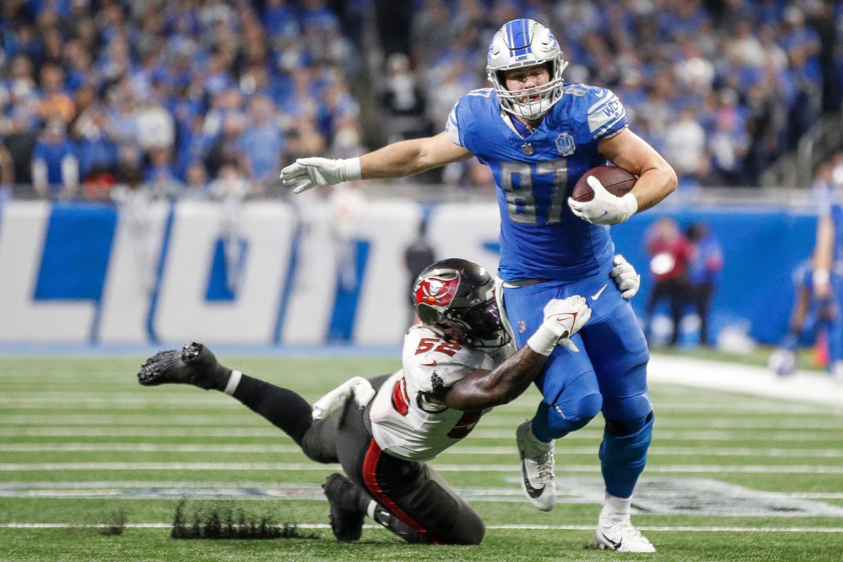 Detroit Lions tight end Sam LaPorta (87) runs for a first down against Tampa Bay Buccaneers linebacker K.J. Britt (52) during the second half of the NFC divisional round at Ford Field in Detroit on Sunday, Jan. 21, 2024. Photo: Junfu Han / USA TODAY NETWORK