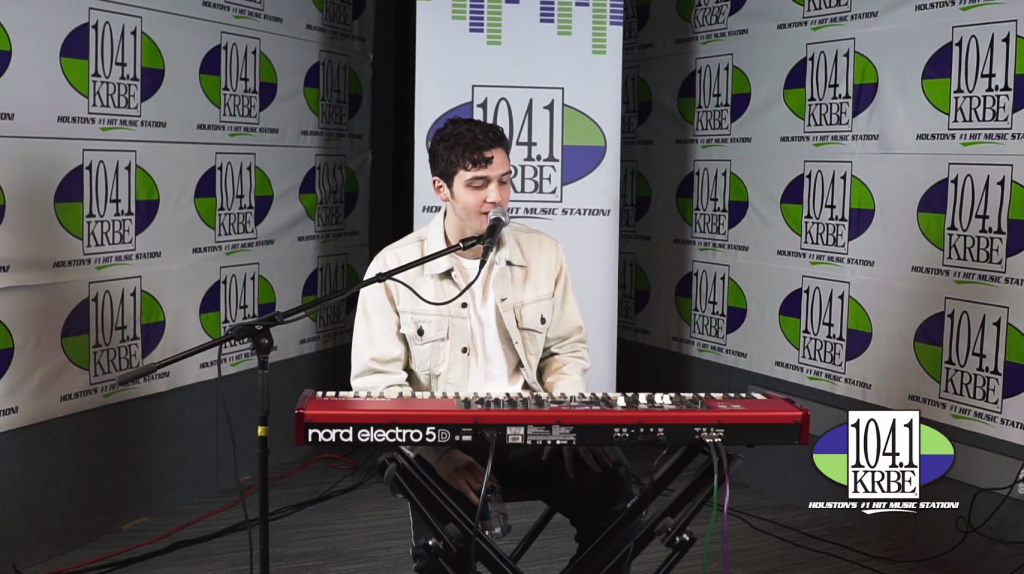 Lauv performs in the NEW Studio 104