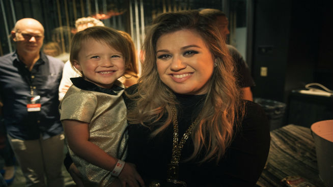 Kelly Clarkson: “Wine is Necessary” being a mom