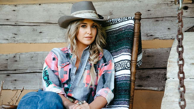 Lainey Wilson Discusses “wait in the truck” with Joey Irsik