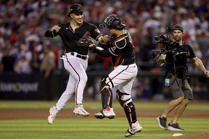 Late comeback pulls D-backs even with Phillies in NLCS