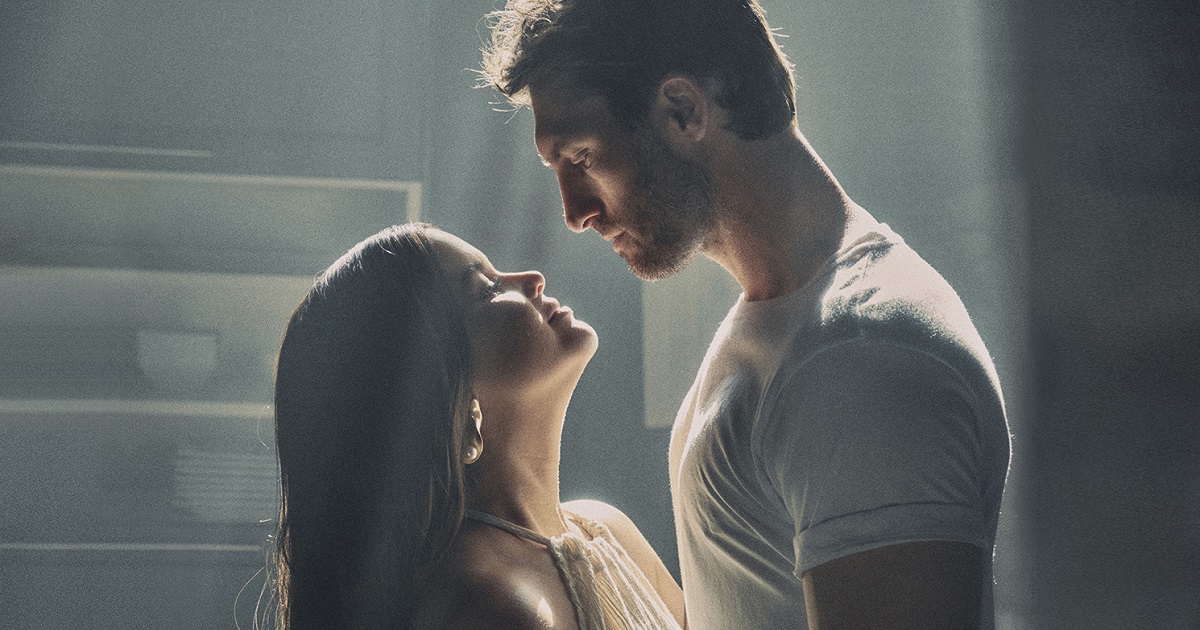 Ryan Hurd & Maren Morris Take “Chasing After You” Down a Notch