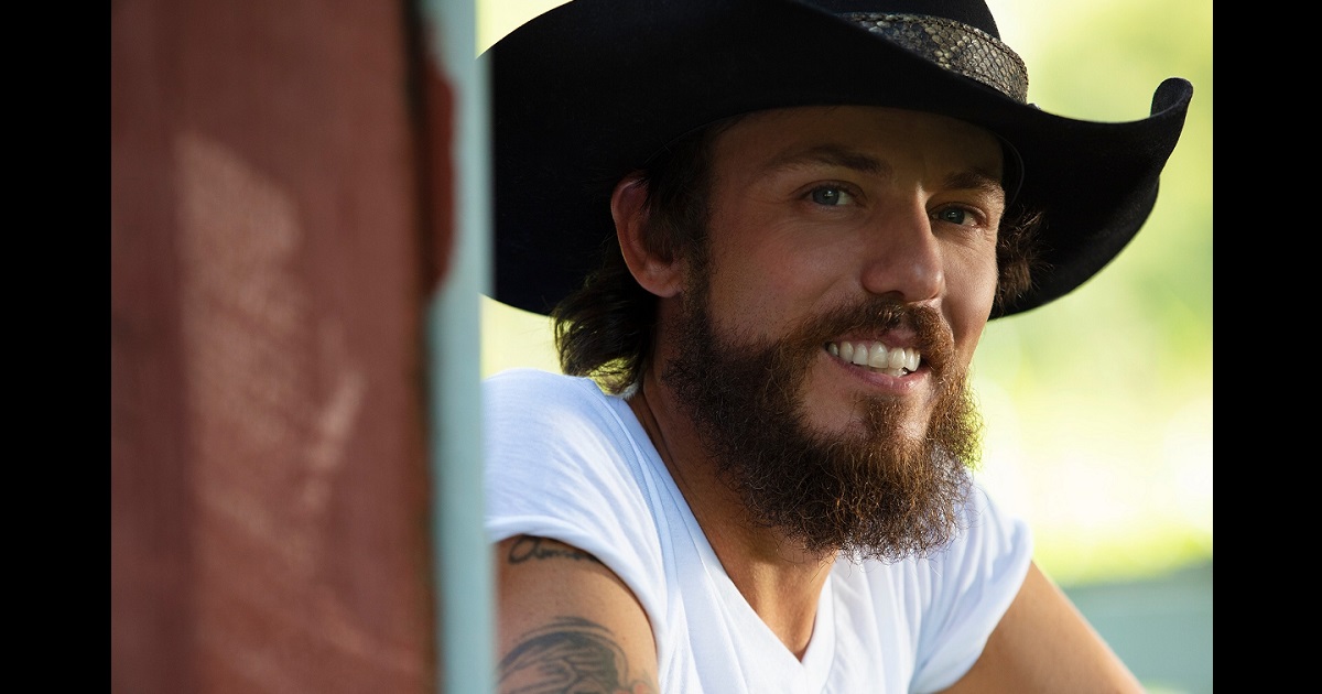 Chris Janson Appeared on The Kelly Clarkson Show to Sing “Bye Mom”