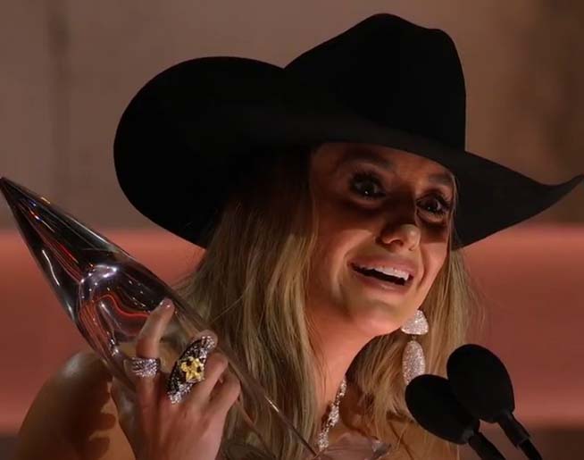 Lainey Wilson Crowned Entertainer of the Year at the 57th Annual CMA Awards