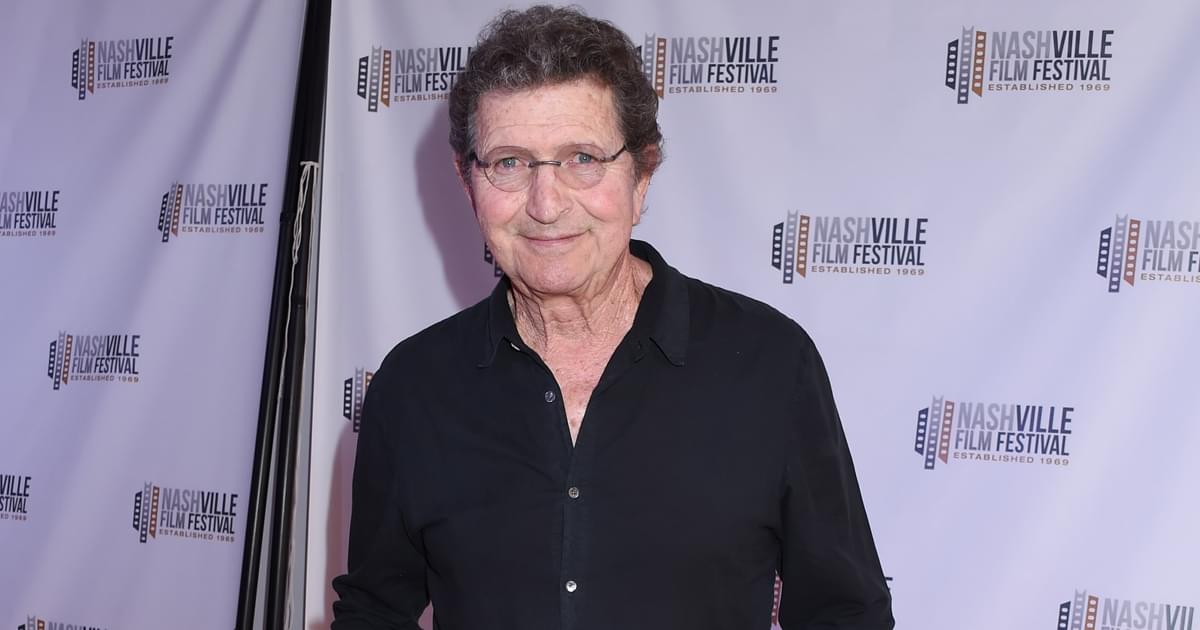 Country Stars Remember Mac Davis, Including Reba McEntire, Kenny Chesney, Travis Tritt & More