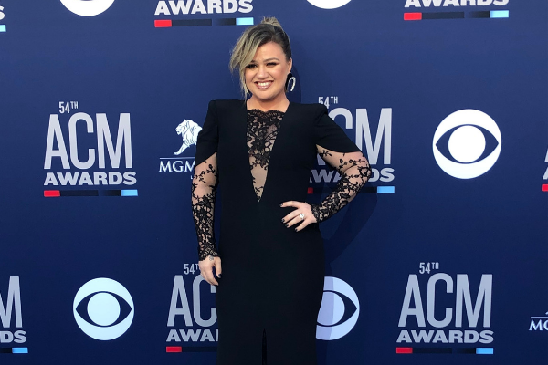 ACM Staffer Mistakes Kelly Clarkson For Seat Filler And Asks Her To Move