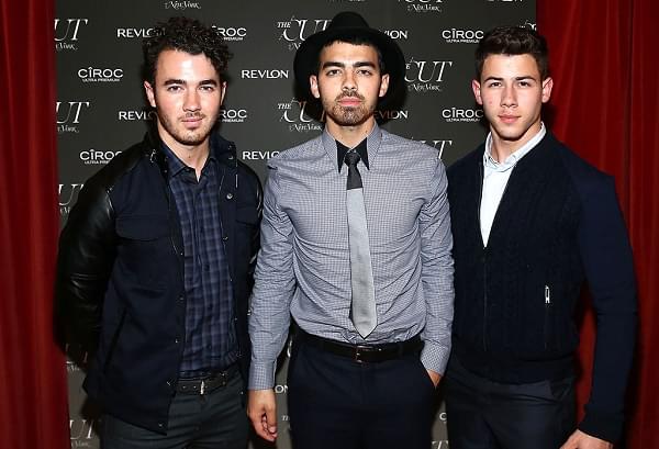 [WATCH] Jonas Brothers Throw It Back On SNL