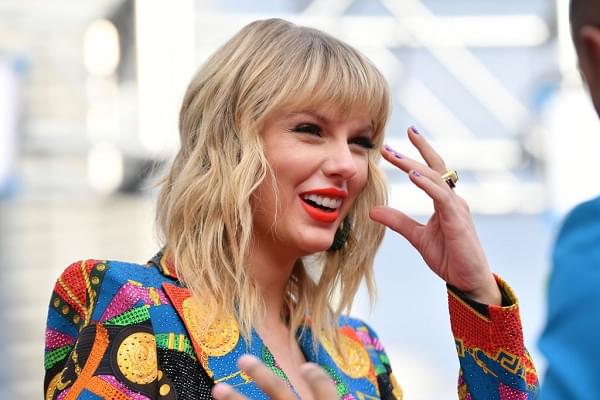 Taylor Swift Shows Support To A Fan Battling Cancer In A BIG Way