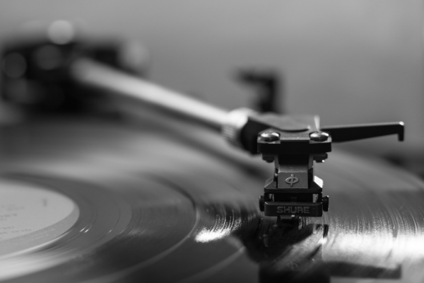 Vinyl On Pace To Outsell CDs This Year