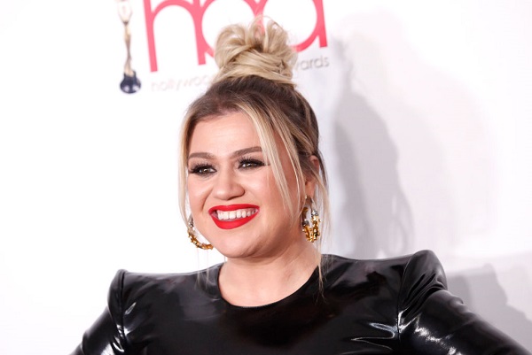 Kelly Clarkson Has A Breakup Christmas Song [WATCH]