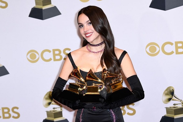 The Face Olivia Rodrigo Made When She BROKE One Of Her GRAMMYs [LOOK]