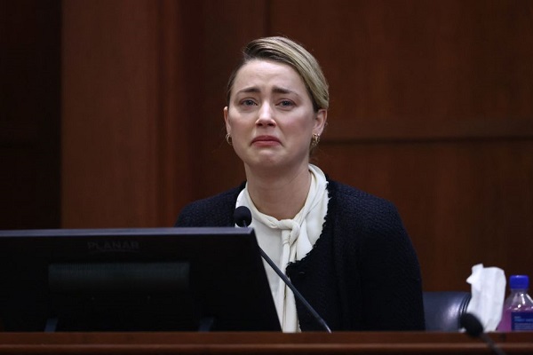 Is Amber Heard Pretending To Take Notes In Court?