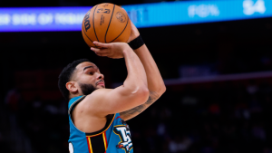 After striking out on top FA backcourt target, Warriors sign veteran PG [report]
