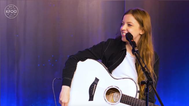 Watch: Jade Bird’s exclusive interview and acoustic performance of “Uh Huh”