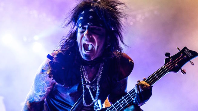 Nikki Sixx Gets Hip Replacement Surgery