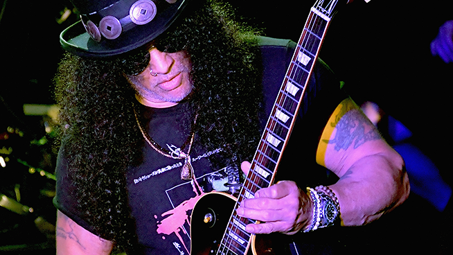 New Slash featuring Myles Kennedy & The Conspirators Music Video For Driving Rain