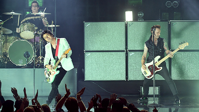 Green Day Performs “Father Of All” & “Basket Case” Live At The 2019 American Music Awards