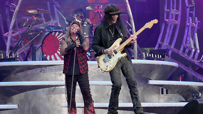 Chad Kroeger Supports New Mötley Crüe Guitarist