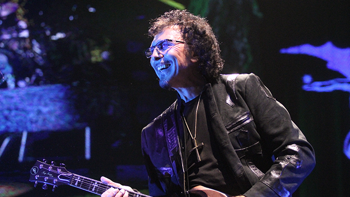 Black Sabbath’s Tony Iommi Joins Hollywood Vampires on Stage