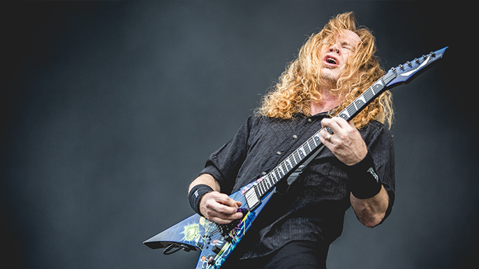 Dave Mustaine Talks Trend of Throwing Things at Artists