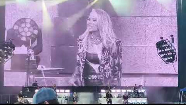 Carrie Underwood Rocks Out Opening For Guns N’ Roses