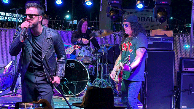 Slash Leads All-Star Cover Band In Vegas