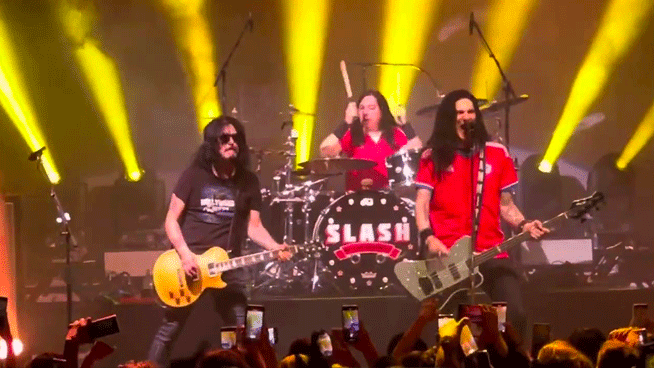 Gilby Clarke Joins Slash On Stage In Chile