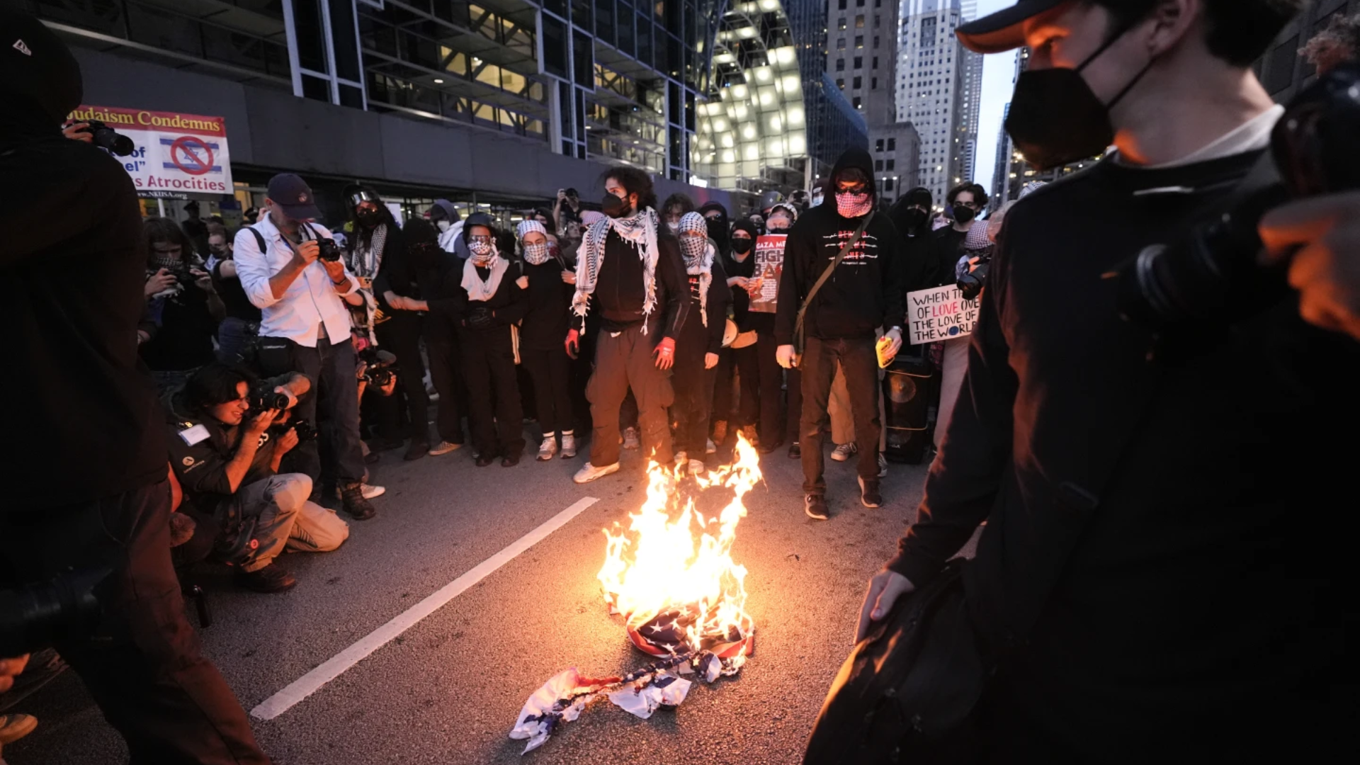 Pro-Palestinian protesters clash with police near Chicago’s Israeli consulate on second night of DNC