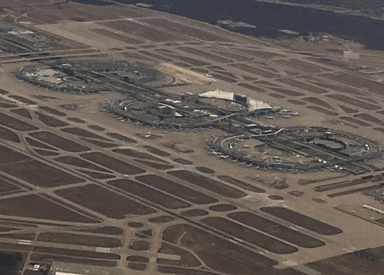 Omicron, Storms Disrupt Air Travel for 4th Consecutive Day