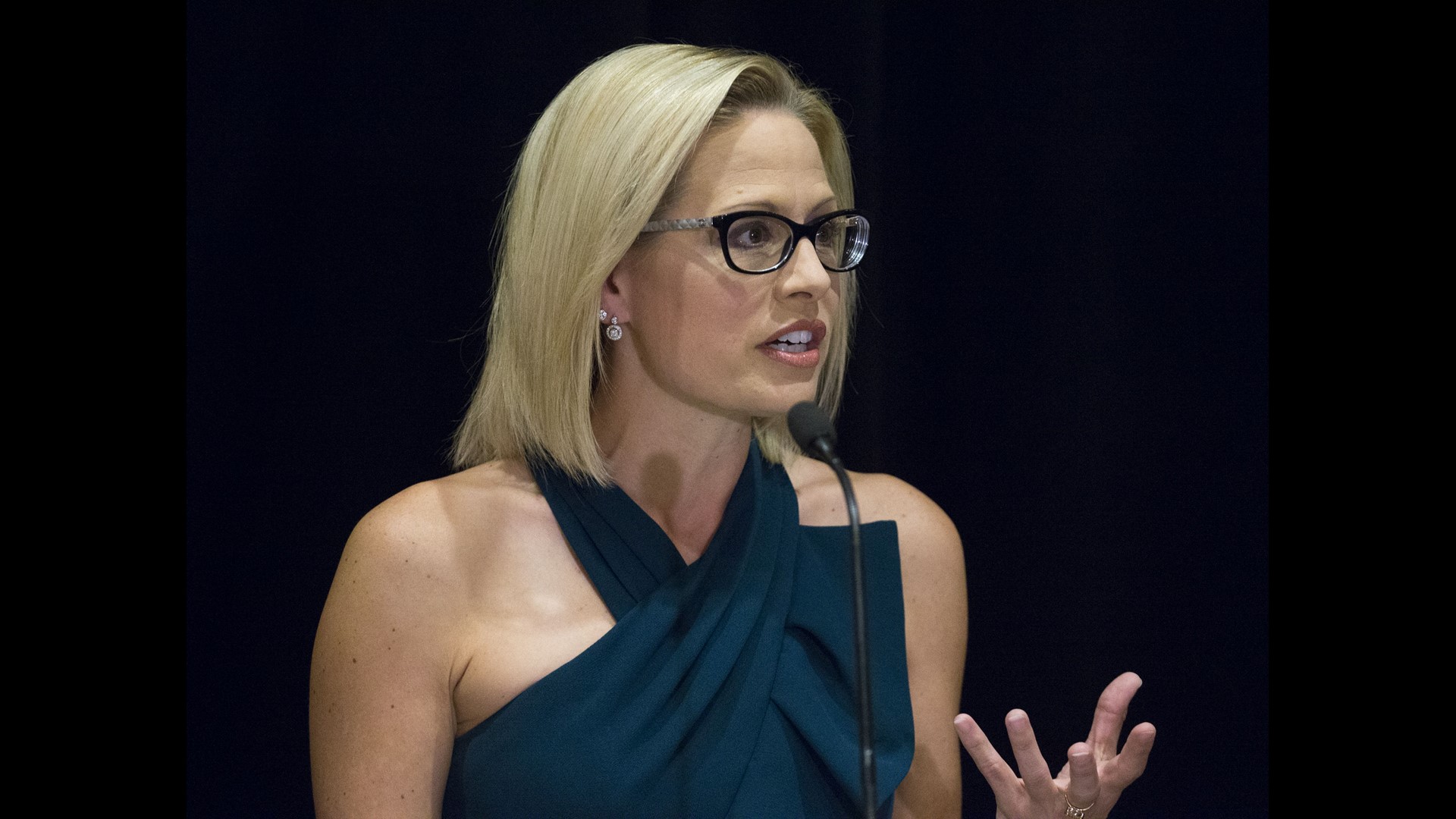 Democratic Sen. Kyrsten Sinema Switches to Independent