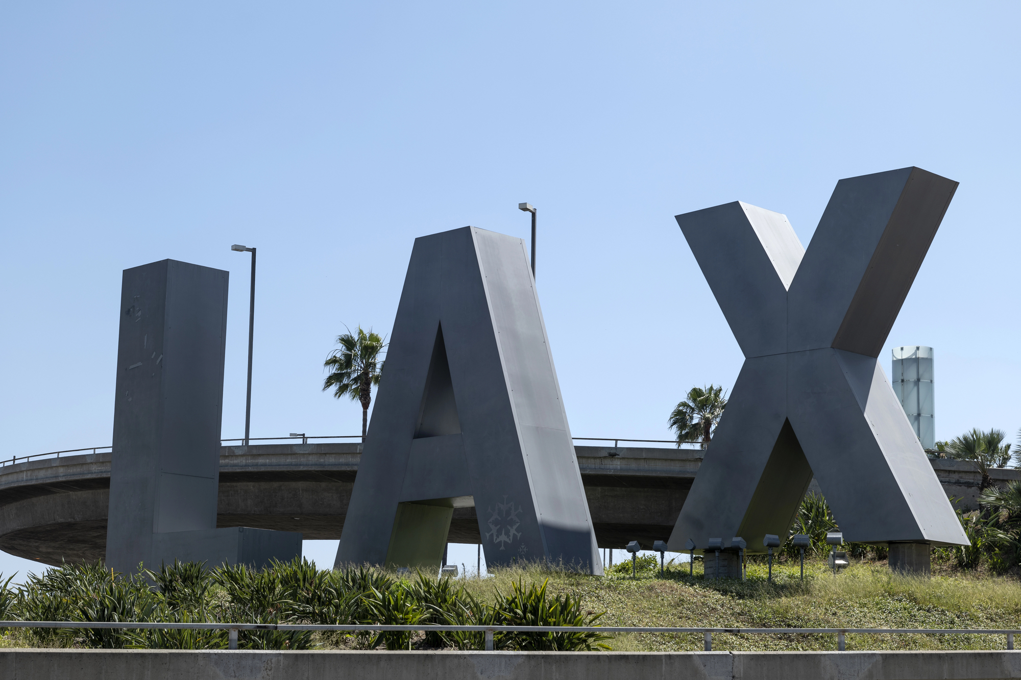 Flights to Los Angeles International Airport Halted Due to Air Traffic Controller Shortage