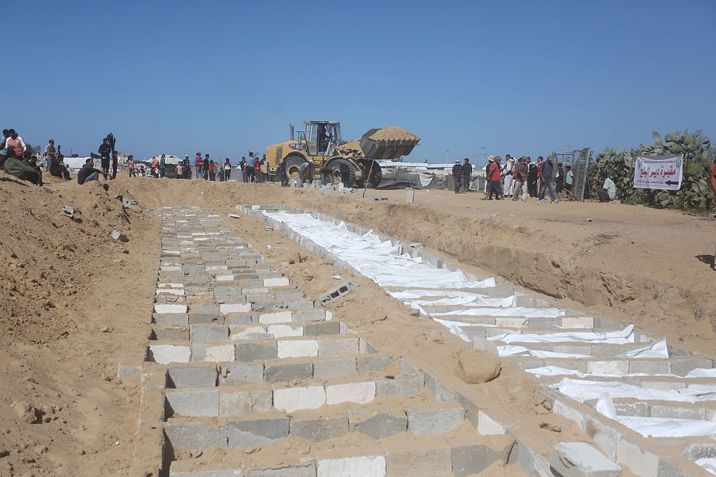 In Gaza Cemeteries, Some Displaced Palestinians Live Among the Dead