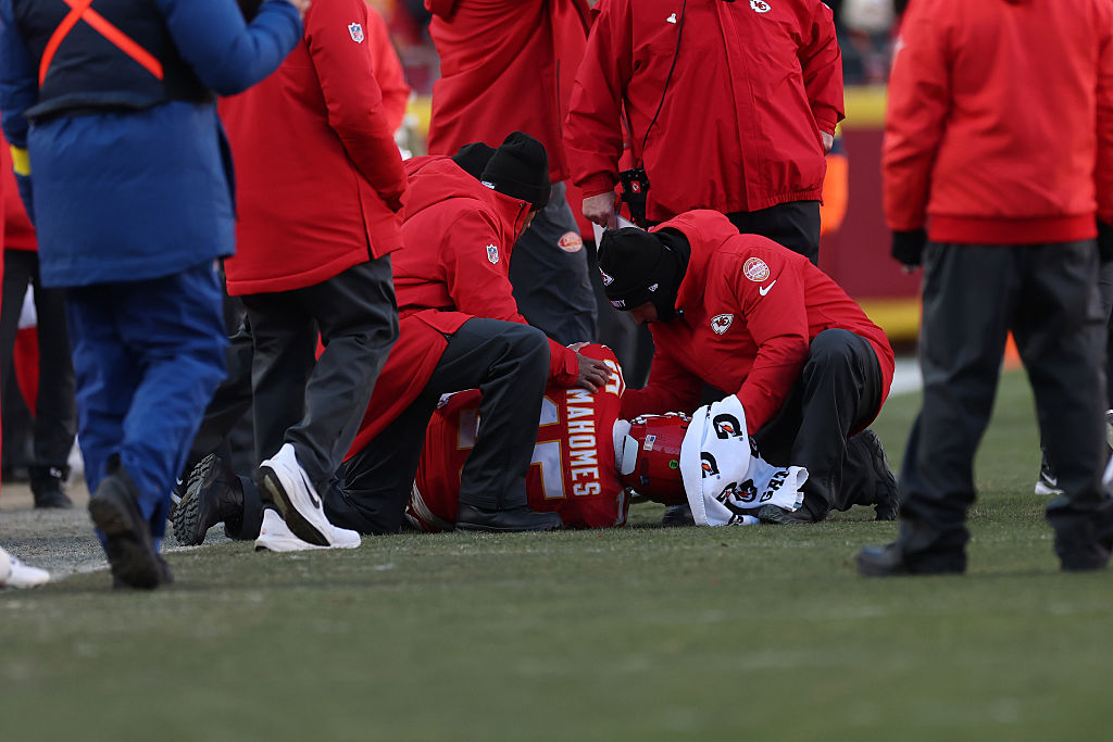 Patrick Mahomes Suffers a Torn ACL and Chiefs Say He’s Considering Surgical Options