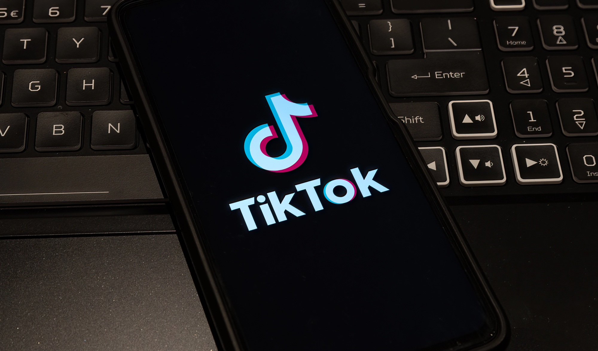 Tik-Tok Signs Deal to Form New US Unit With Investors, Including Oracle, Silver Lake