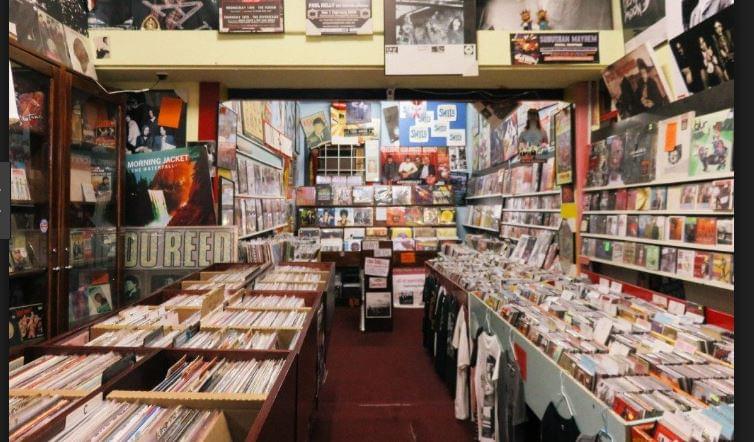 CD’s and Vinyl Are More Popular Than Digital Downloads Once Again
