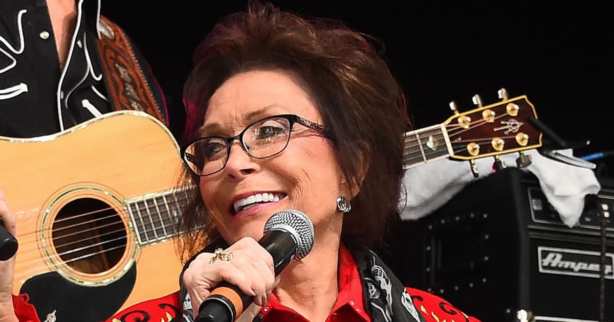 Loretta Lynn Disagrees With Garth Brooks’ Effort to Withdraw From CMA Entertainer of the Year Nomination