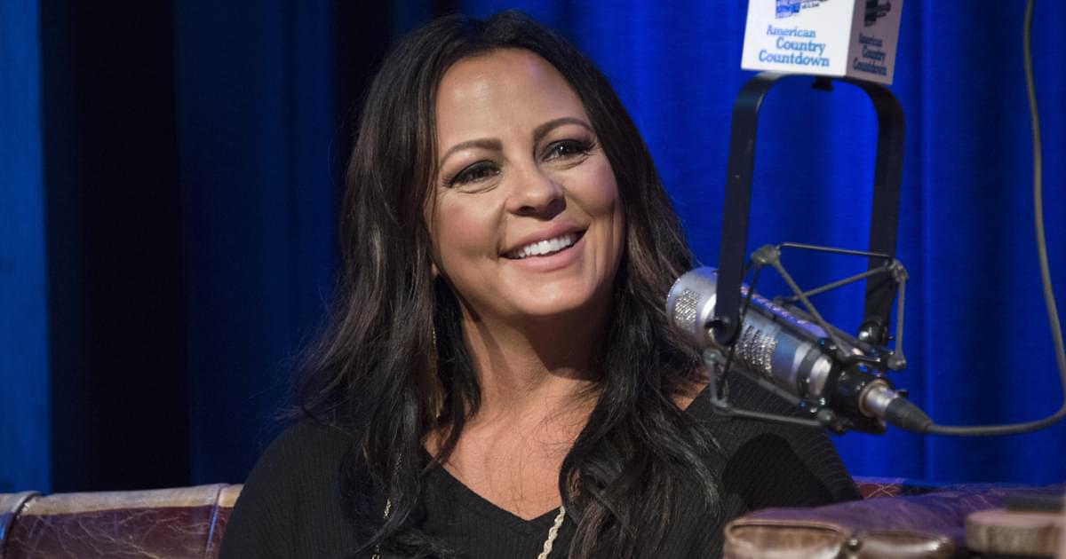 Sara Evans Plans Virtual Book Tour in Support of New Memoir, “Born to Fly”