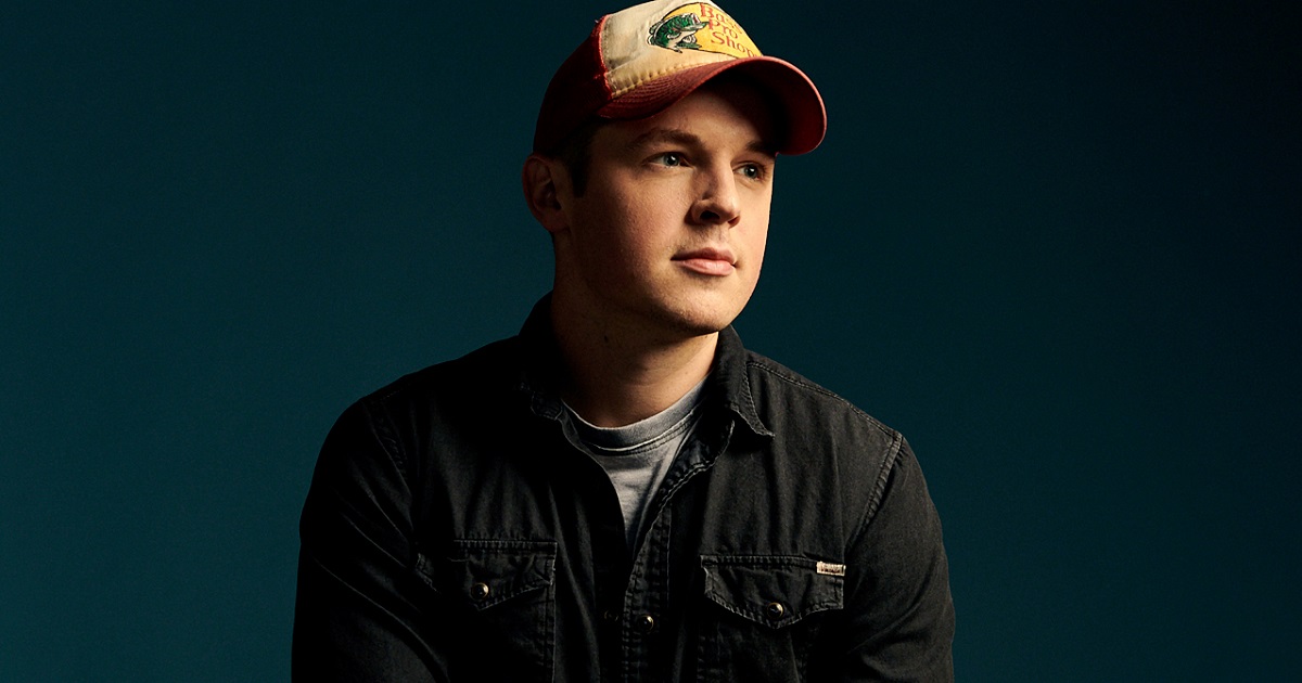 Travis Denning Kicks It Old School for His “ABBY” Music Video