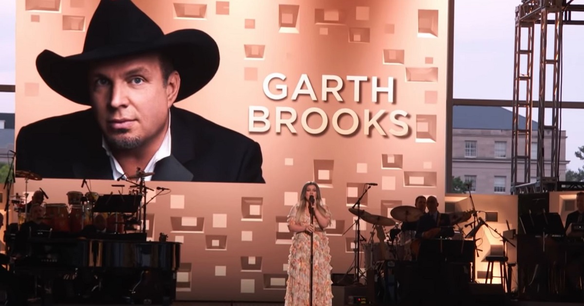 Kelly Clarkson Honors Garth Brooks with “The Dance”